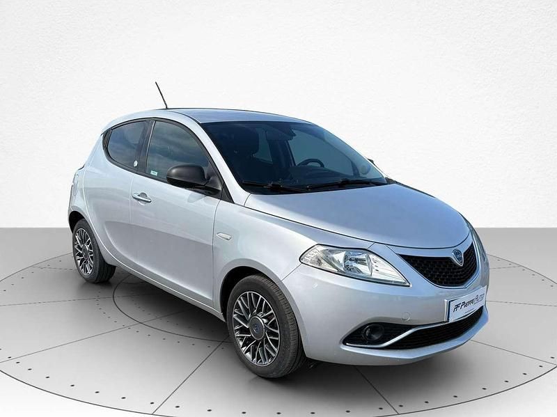 Usata Lancia Ypsilon S 69 CV (50 kW) 2017 Grigio argento Utilitaria