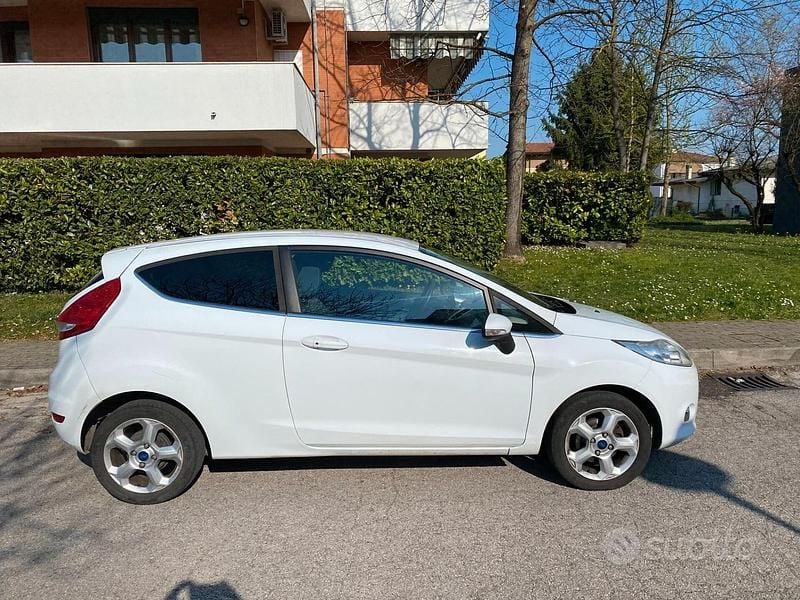 Usata Ford Fiesta Titanium 82 CV (60 kW) 2012 Bianco Utilitaria