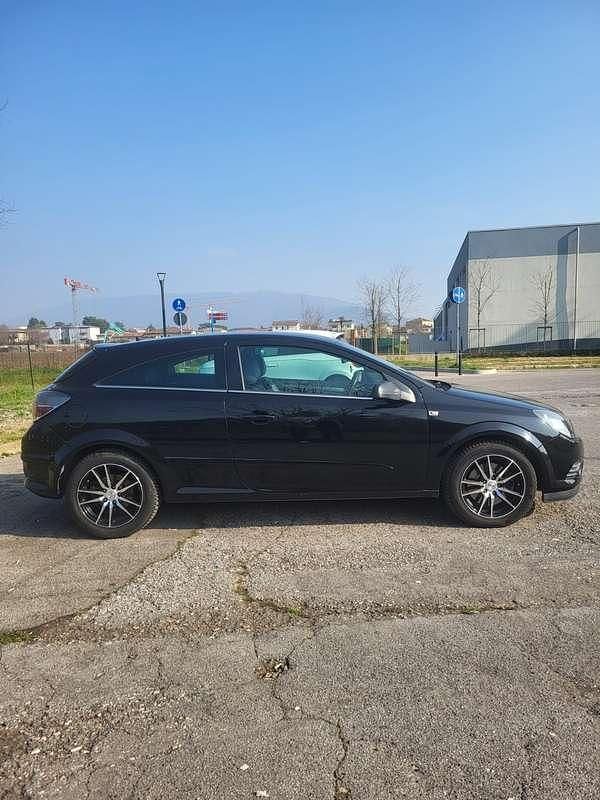 Usata Opel Astra GTC Cosmo 187 CV (137 kW) 2007 Nero Berlina