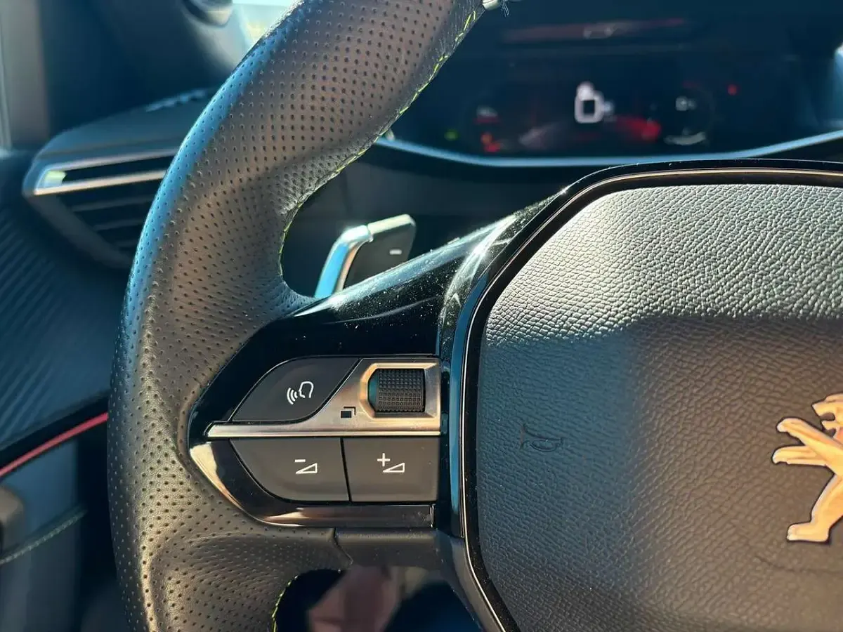 Usata Peugeot 2008 GT 131 CV (96 kW) 2023 Arancione SUV