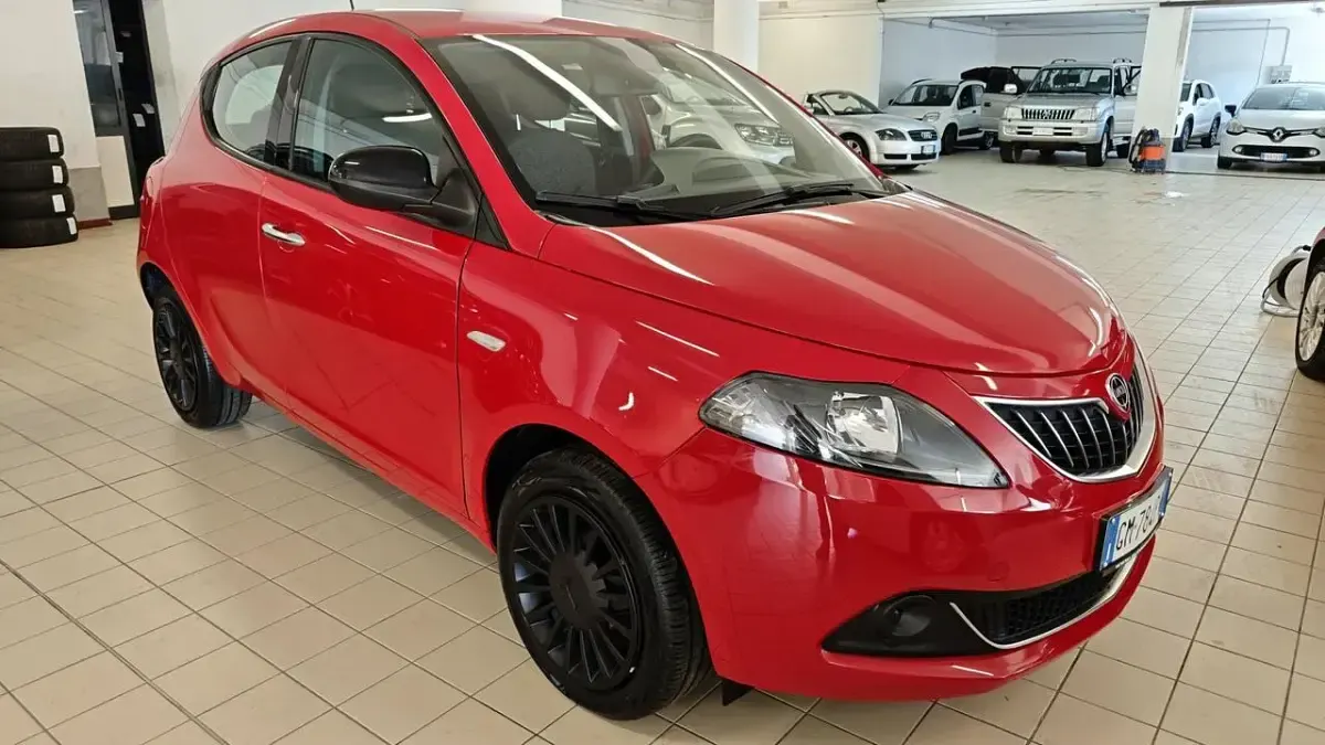 Usata Lancia Ypsilon Silver 69 CV (50 kW) 2023 Rosso Utilitaria