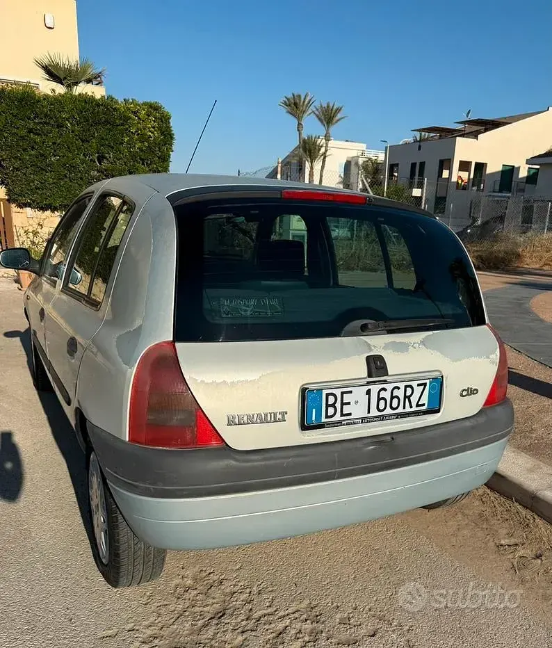 Usata Renault Clio II 64 CV (47 kW) 1999 Grigio Berlina