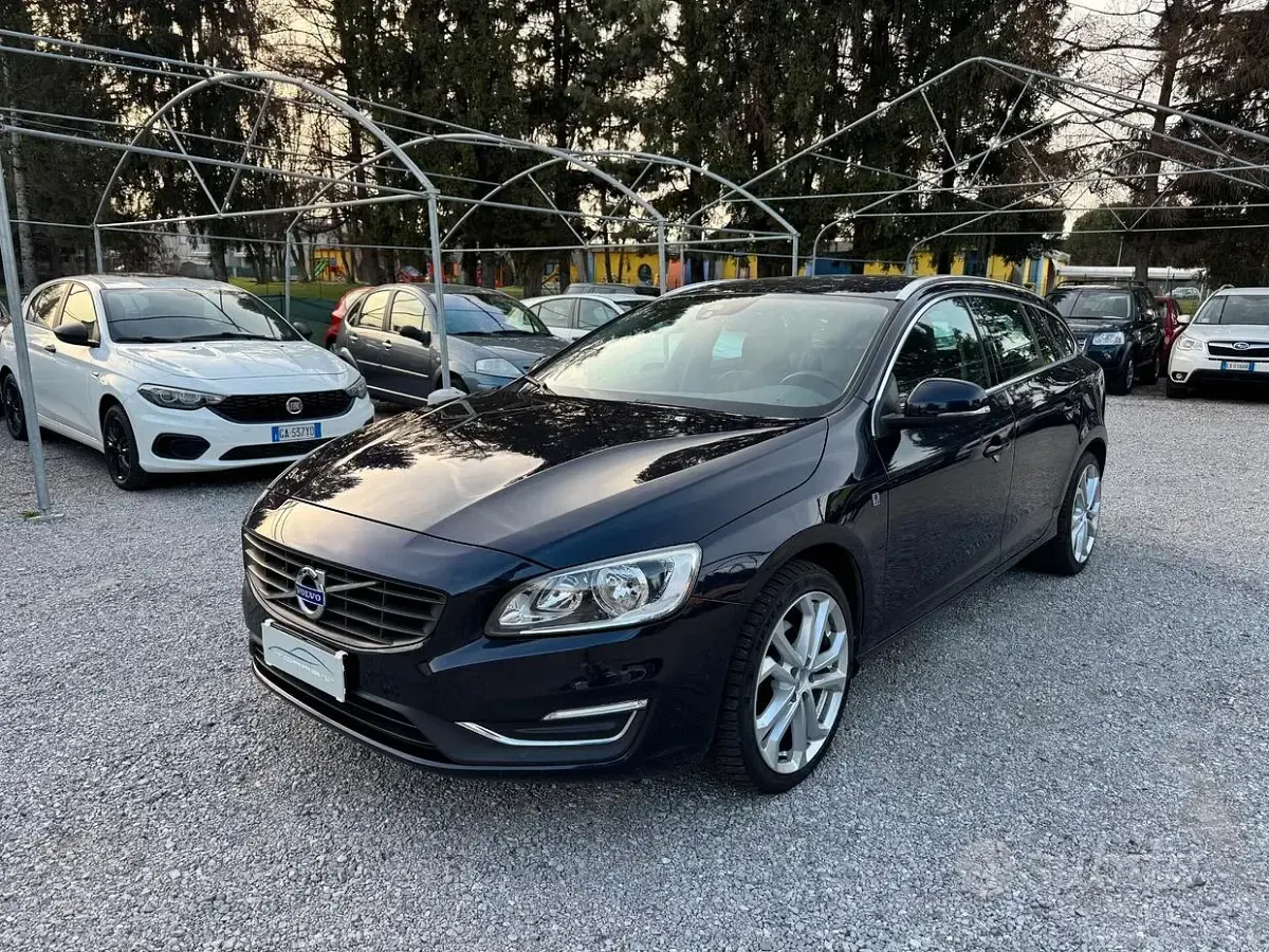 Usata Volvo V60 Ocean Race 120 CV (88 kW) 2016 Bluazzurro Station wagon