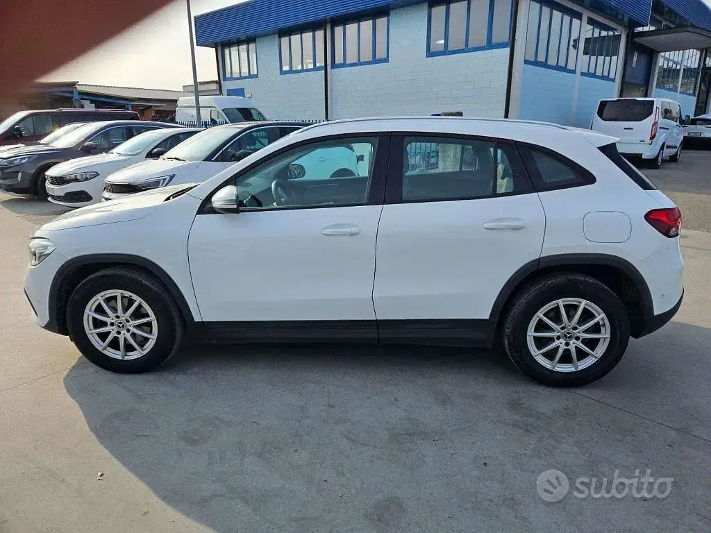 Käytetty Mercedes GLA180 Business 116 HP (85 kW) 2022 Valkoinen Katumaasturi