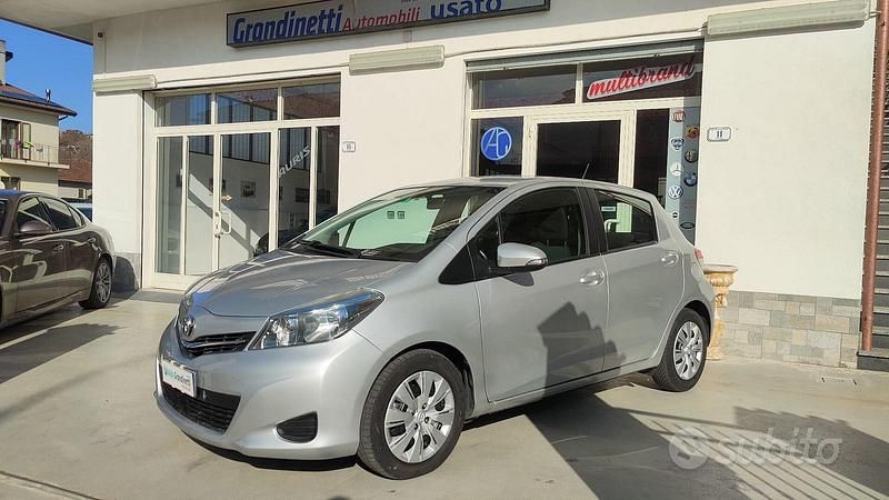 Usata Toyota Yaris Lounge 90 CV (66 kW) 2013 Grigio Utilitaria