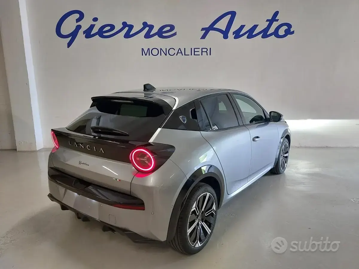 Nuova Lancia Ypsilon 101 CV (74 kW) 2025 Argento Utilitaria