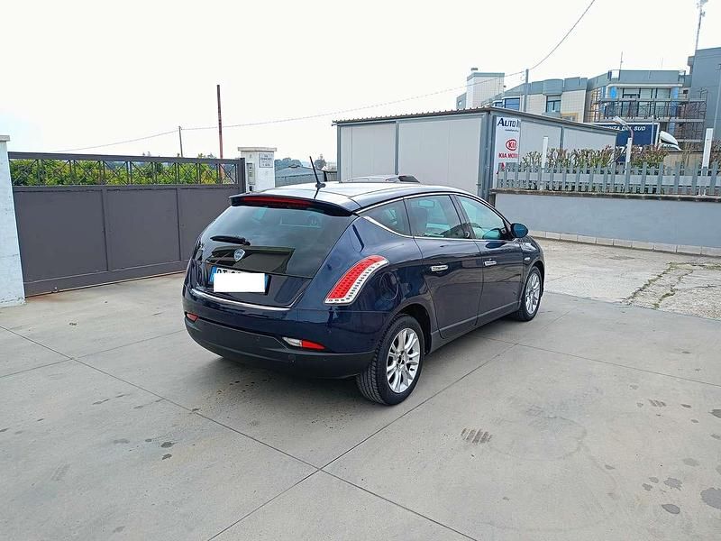 Begagnad Lancia Delta 120 HK (88 kW) 2008 Blå Halvkombi