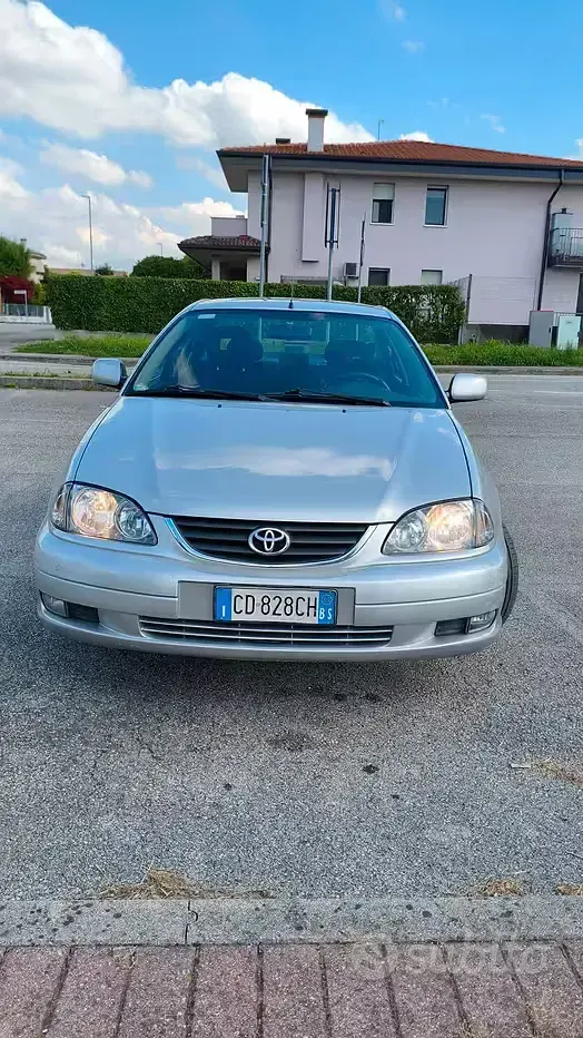 Usata Toyota Avensis 110 CV (80 kW) 2002 Grigio Berlina