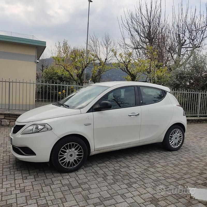 Usata Lancia Ypsilon 69 CV (50 kW) 2017 Bianco Utilitaria