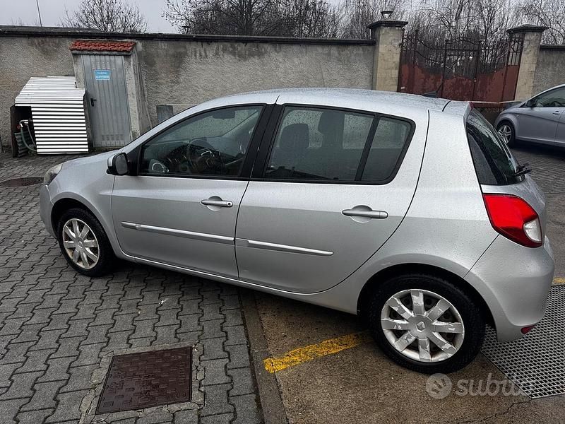 Usata Renault Clio II Dynamique 74 CV (54 kW) 2011 Grigio Berlina
