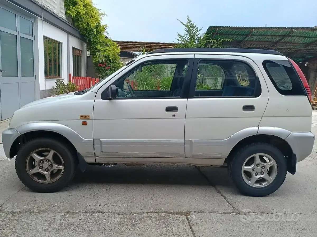 Usata Daihatsu Terios 83 CV (61 kW) 1999 Bianco SUV