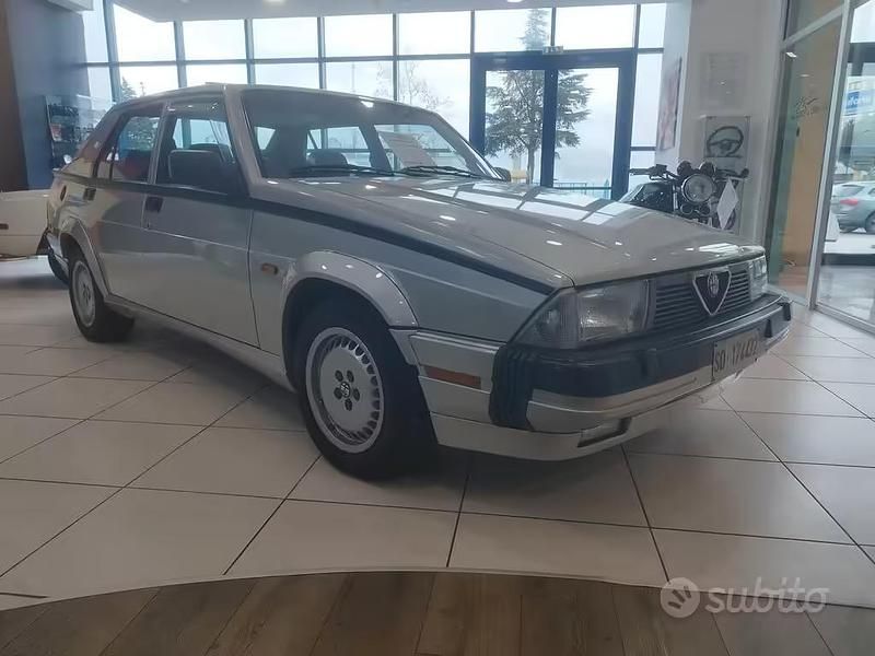 Usata Alfa Romeo 75 184 CV (135 kW) 1988 Grigio Berlina