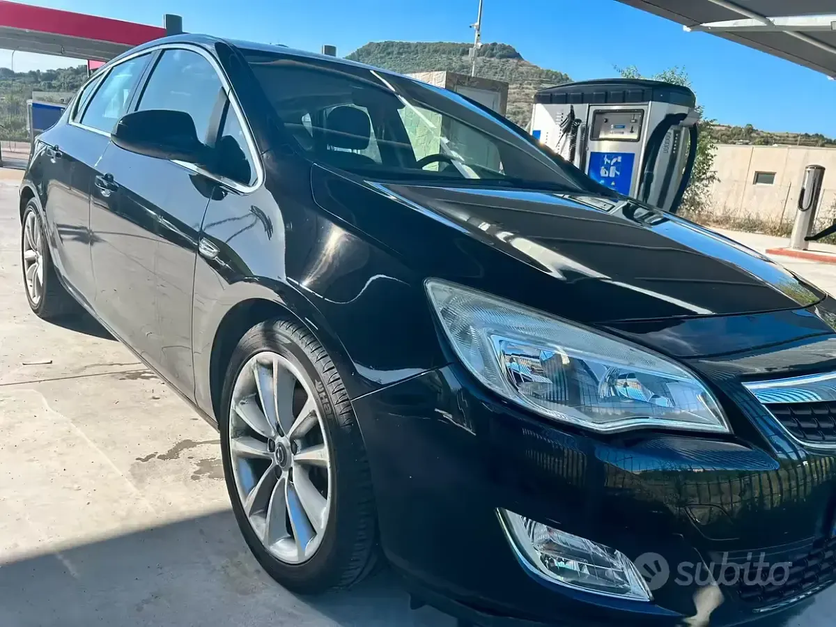Usata Opel Astra 110 CV (80 kW) 2010 Nero Berlina