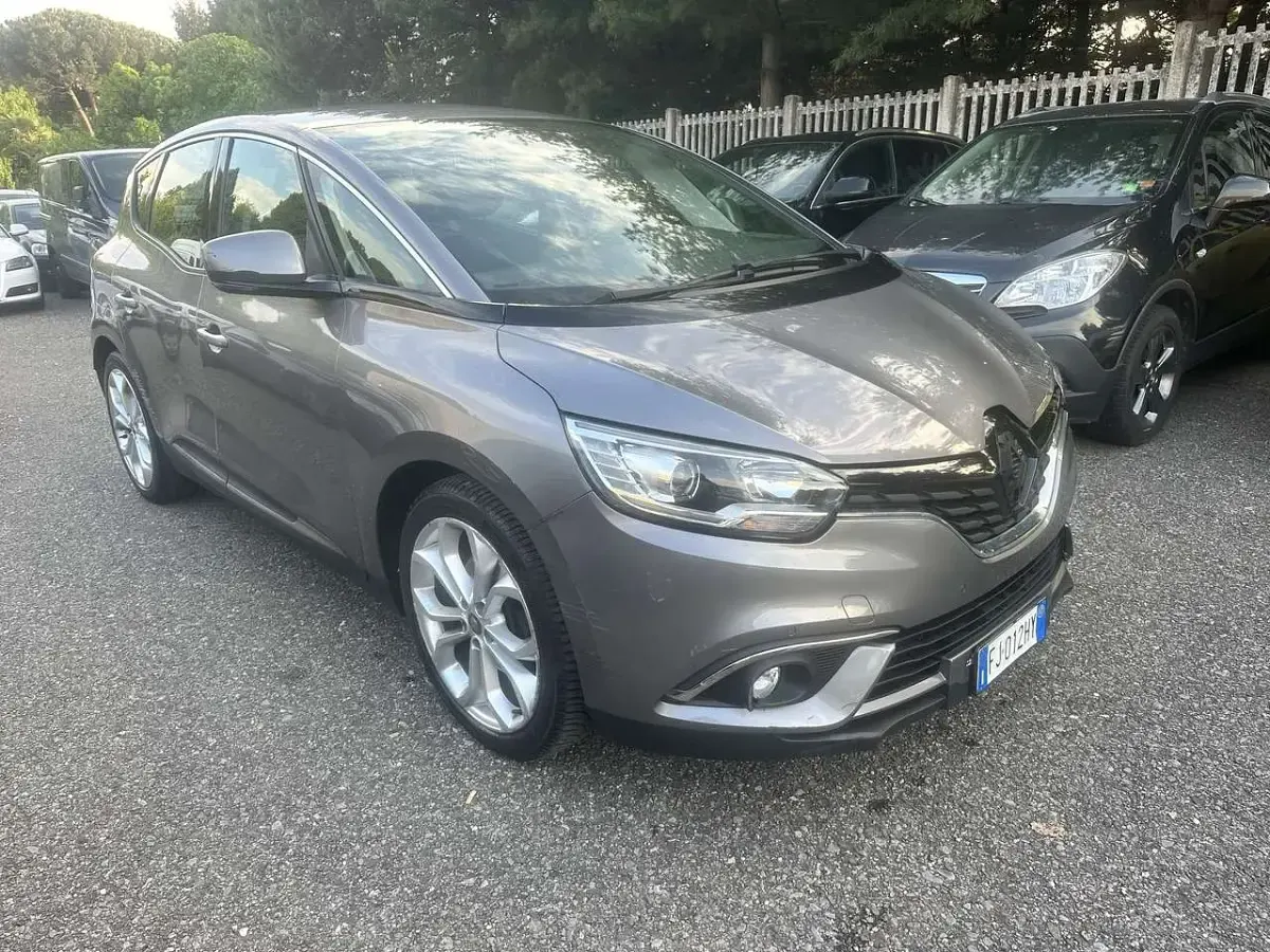 Usado Renault Scénic IV Bose Edition 110 CV (80 kW) 2017 Gris Monovolumen