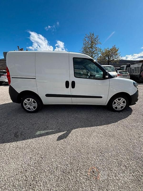 Begagnad Fiat Doblò Lounge 105 HK (77 kW) 2022 Vit Minibuss