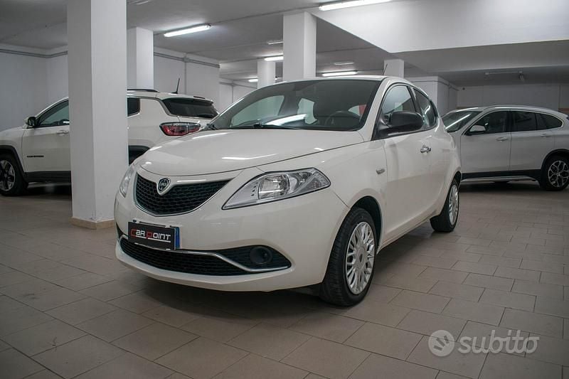 Usata Lancia Ypsilon Silver 69 CV (50 kW) 2016 Bianco Utilitaria
