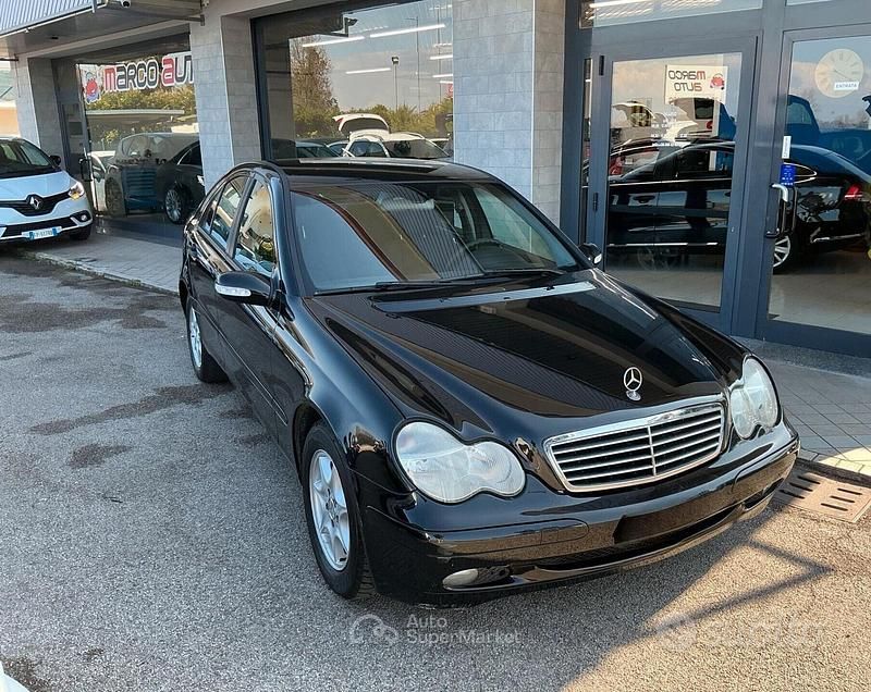 Usata Mercedes C200 122 CV (89 kW) 2003 Nero Berlina