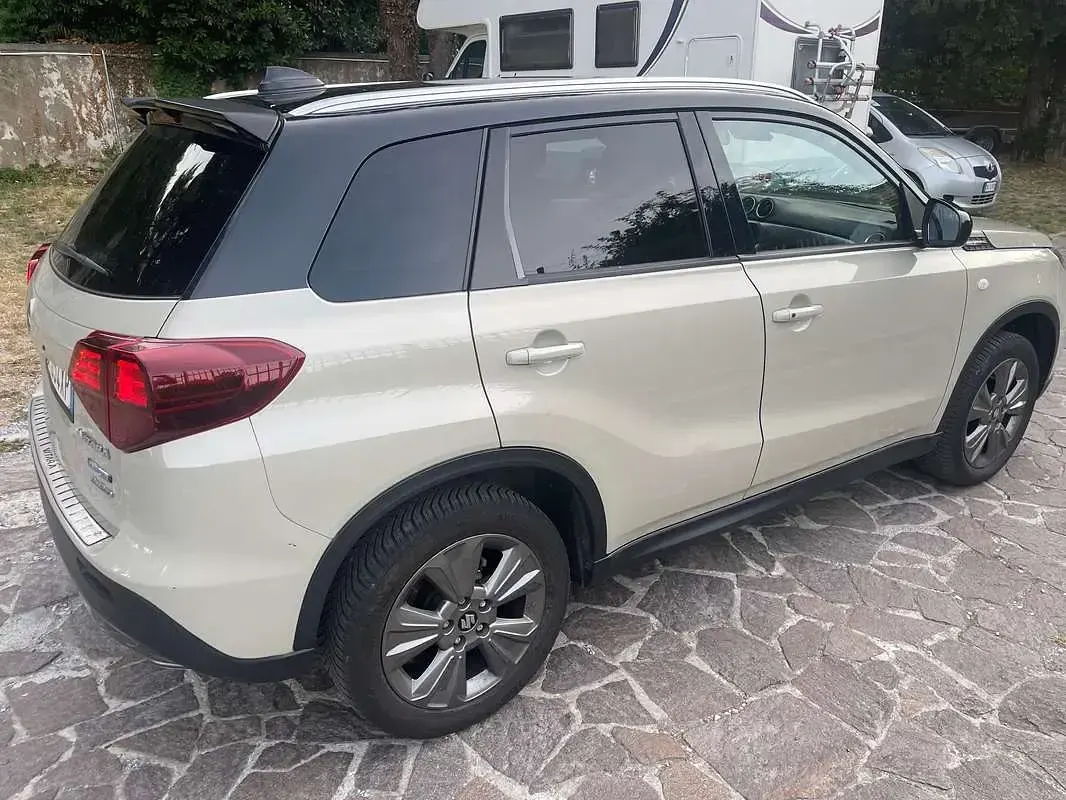 Usata Suzuki Vitara 129 CV (94 kW) 2021 Beige SUV