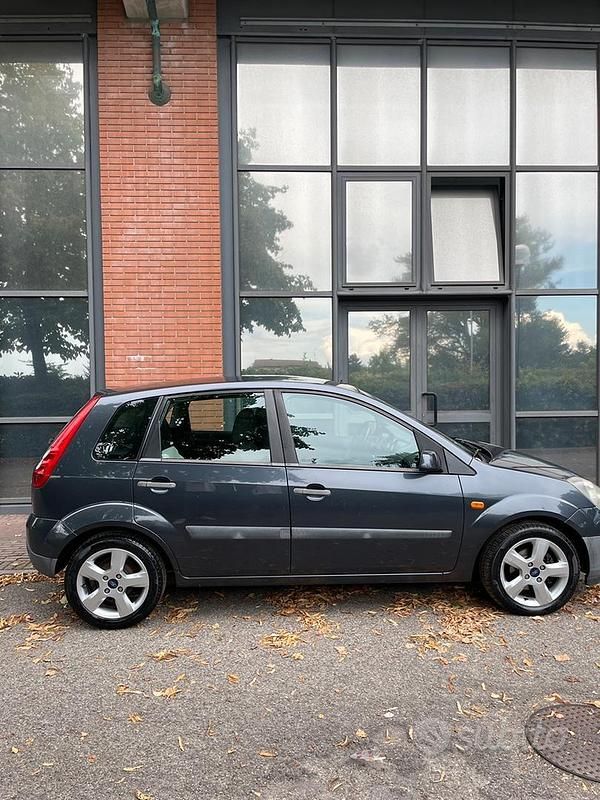 Usata Ford Fiesta 80 CV (58 kW) 2007 Nero Utilitaria