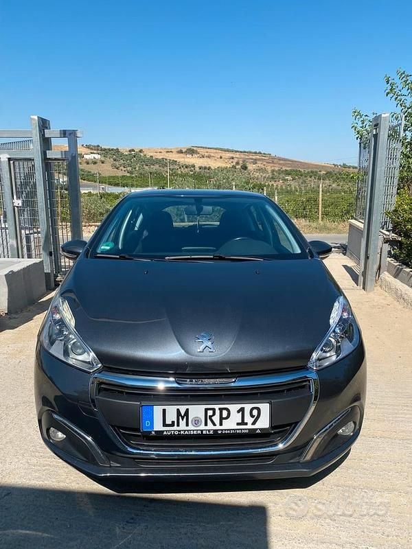 Grigio Usata 2016 Peugeot 208 Due volumi | 5000 € (Super prezzo) - Immagine 1/4