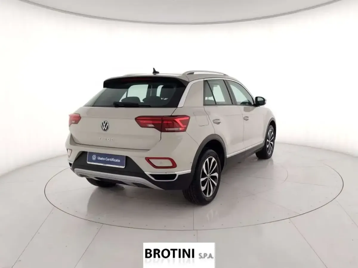 Usata VW T-Roc Style 150 CV (110 kW) 2023 Grigio metallizzato SUV