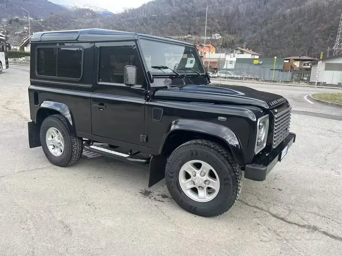 Usata Land Rover Defender SE 122 CV (89 kW) 2009 Nero Station wagon