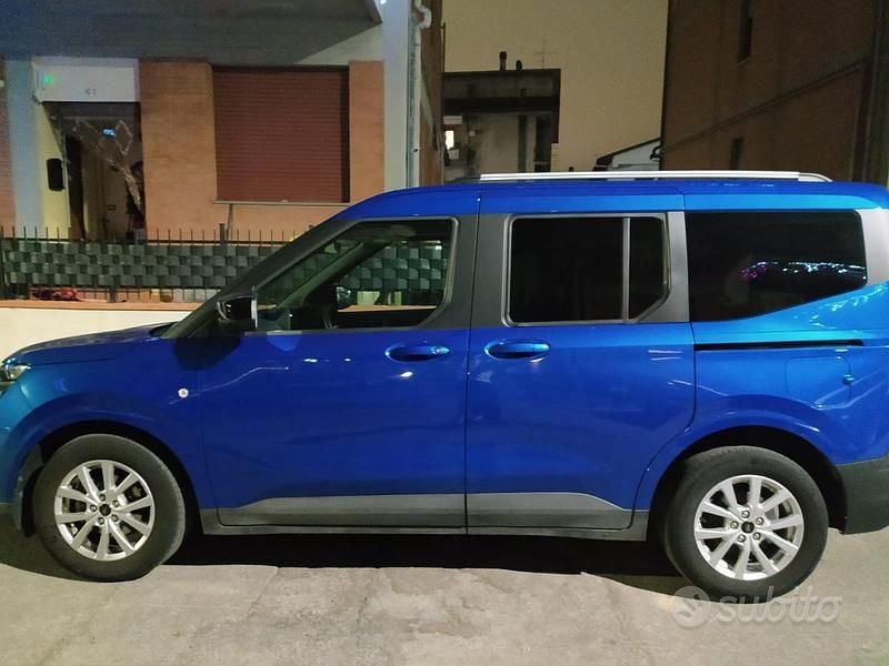 Usata Ford Tourneo Titanium 2024 Blu Monovolume