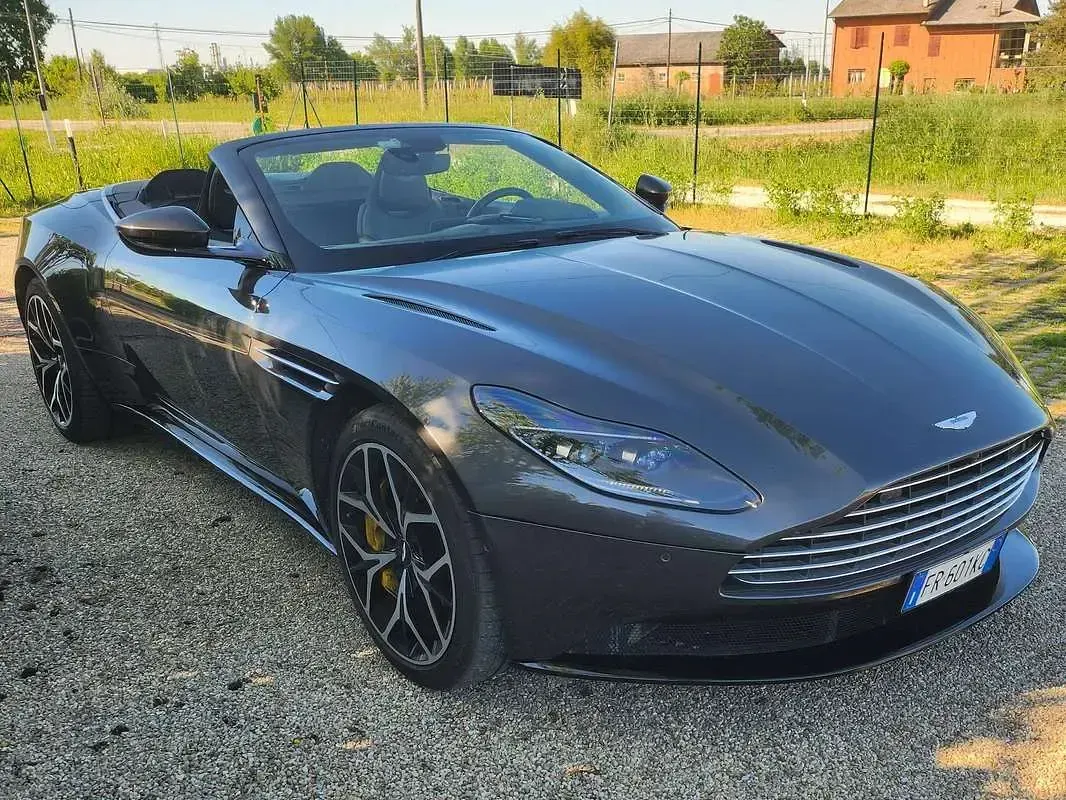 Usata Aston Martin DB11 510 CV (375 kW) 2018 Grigio Cabrio