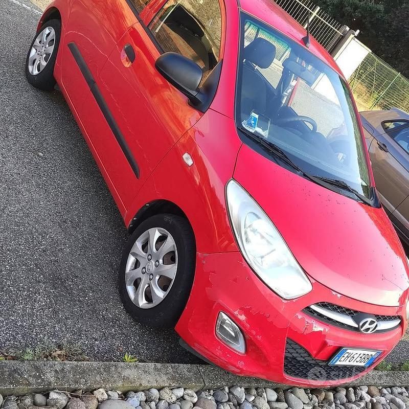 Rosso Usata 2011 Hyundai i10 Due volumi | 3500 € (Buon prezzo) - Immagine 1/1