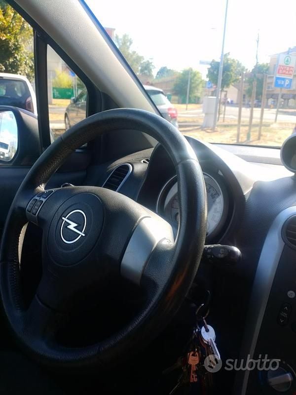Usata Opel Agila 75 CV (55 kW) 2008 Nero Utilitaria