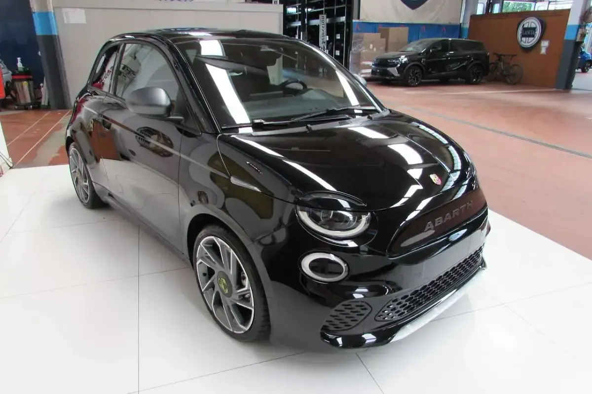 Usata Abarth 500e Turismo 47 kW (64 CV) 2024 Venon black Utilitaria