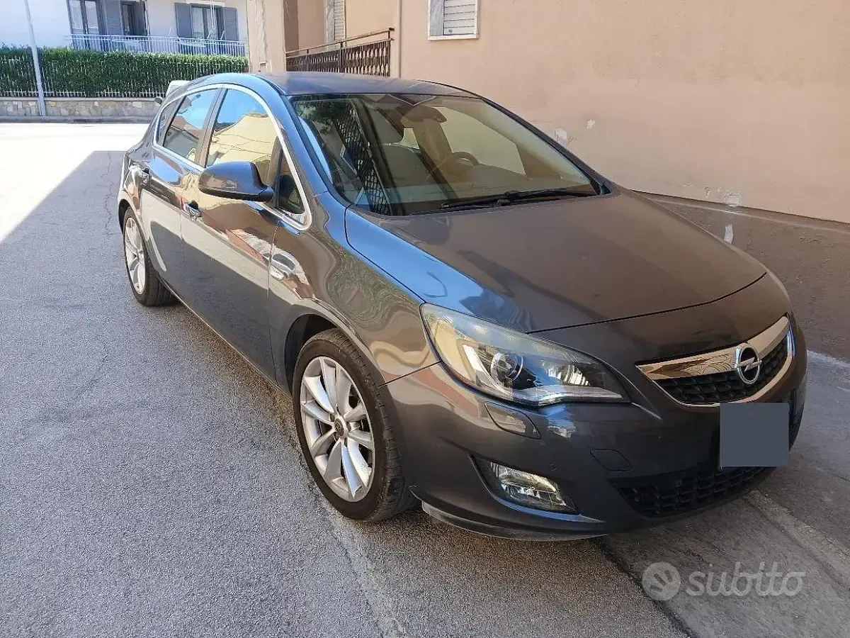 Usata Opel Astra Cosmo 160 CV (117 kW) 2011 Grigio Berlina