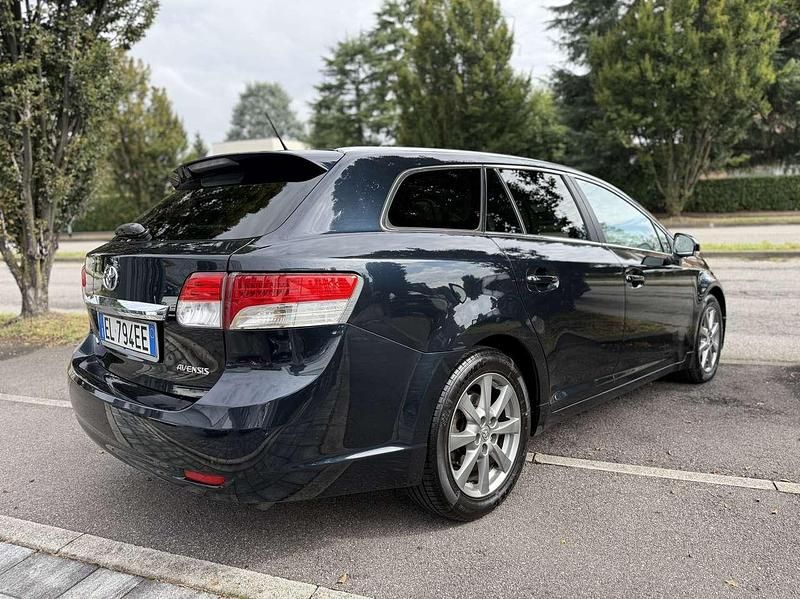 Usata Toyota Avensis Plus 126 CV (92 kW) 2012 Blu/azzurro Station wagon