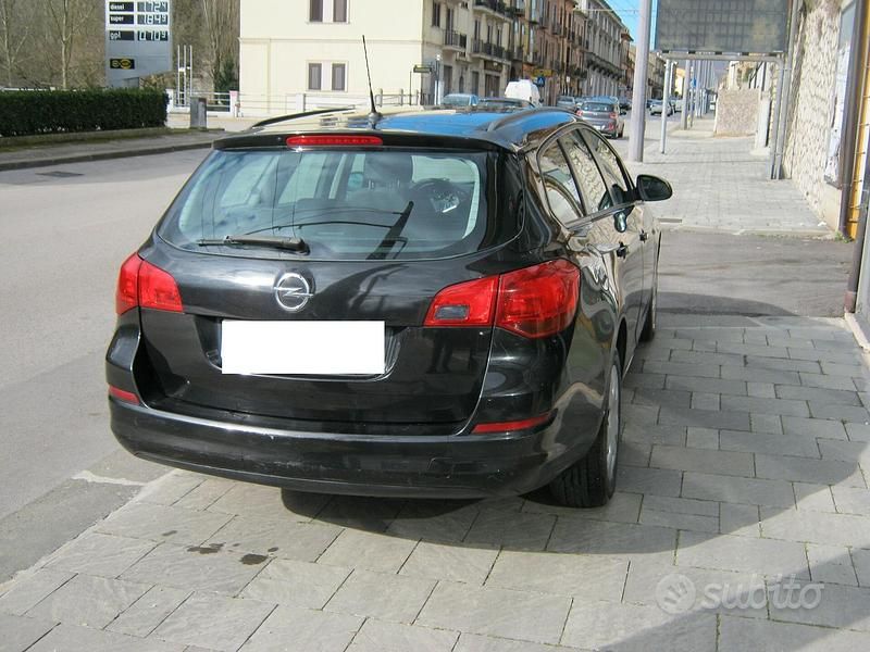 Usata Opel Astra Cosmo 110 CV (80 kW) 2012 Nero Station wagon