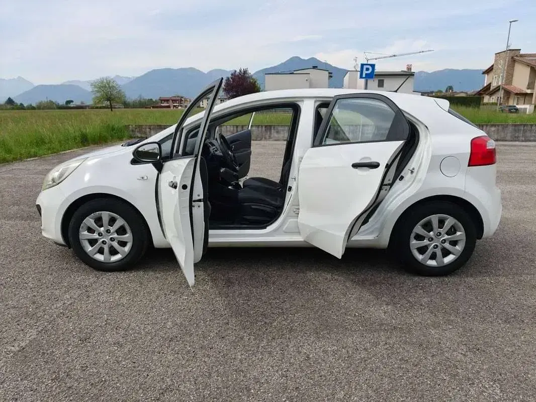 Usata Kia Rio 75 CV (55 kW) 2012 Bianco Berlina