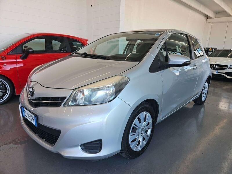 Usata Toyota Yaris Active 99 CV (72 kW) 2012 Argento Utilitaria