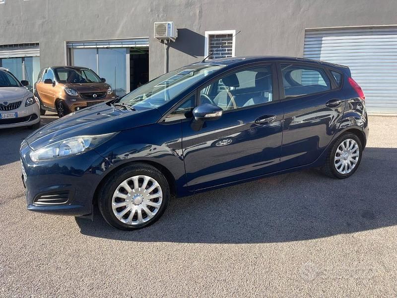 Usata Ford Fiesta 75 CV (55 kW) 2015 Blu Berlina