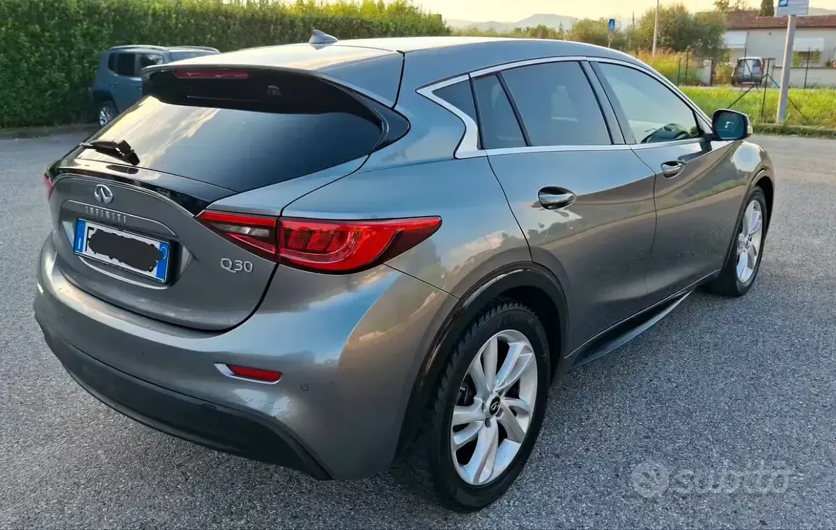 Usata Infiniti Q30 109 CV (80 kW) 2017 Grigio Utilitaria