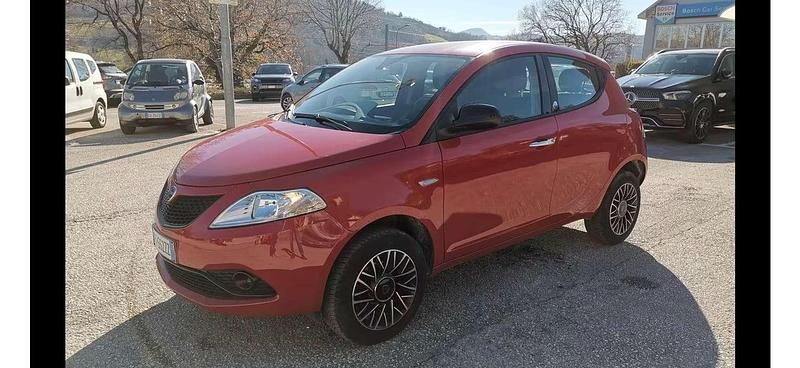 Usata Lancia Ypsilon 85 CV (62 kW) 2016 Rosso Utilitaria