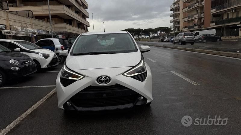 Usata Toyota Aygo Connect Style 72 CV (52 kW) 2021 Bianco Utilitaria