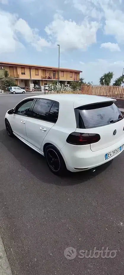 Usata VW Golf VI 105 CV (77 kW) 2011 Bianco Utilitaria