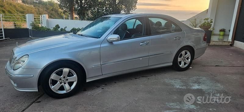 Usata Mercedes E220 Avantgarde 149 CV (109 kW) 2003 Grigio Berlina