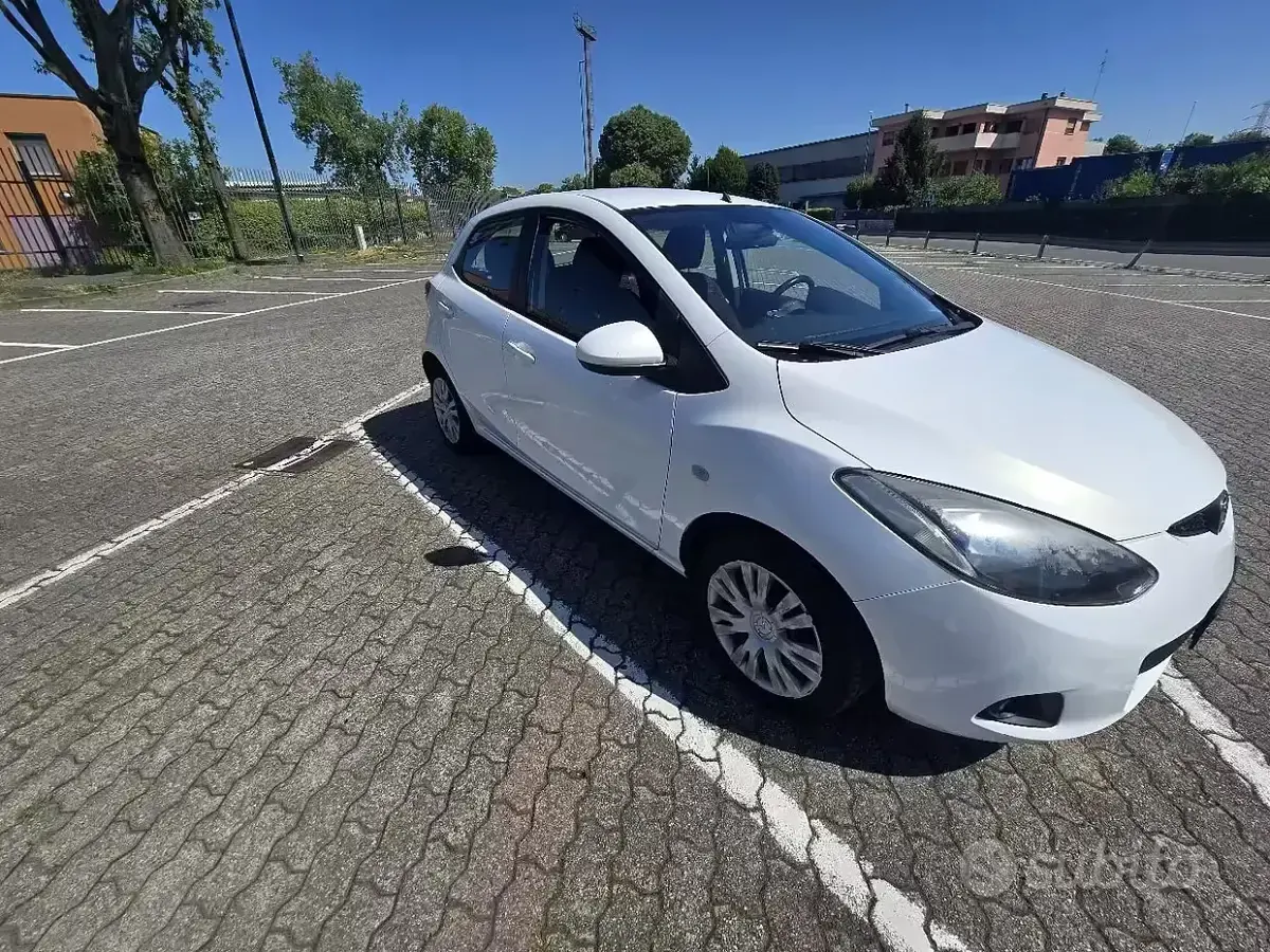 Usata Mazda 2 75 CV (55 kW) 2008 Bianco Utilitaria