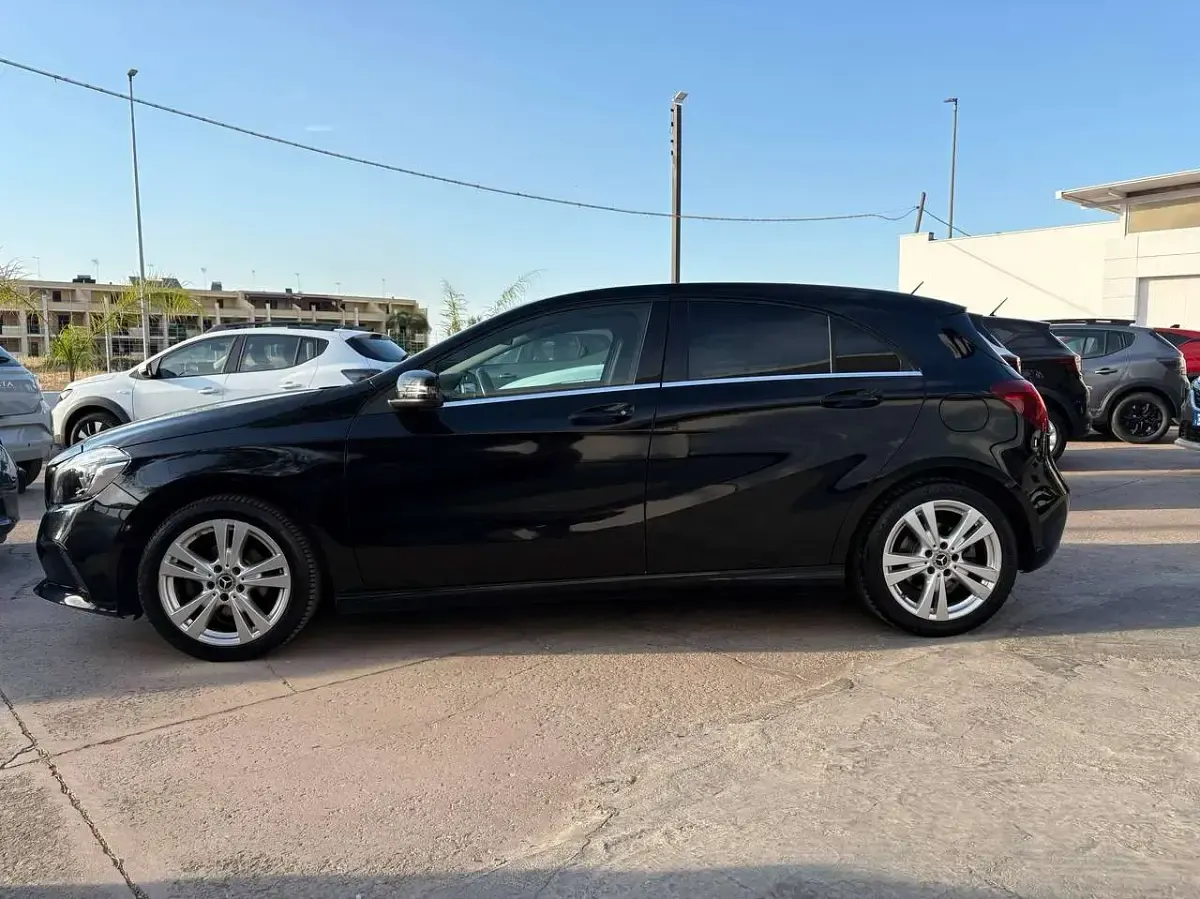Usata Mercedes A180 109 CV (80 kW) 2017 Nero Berlina