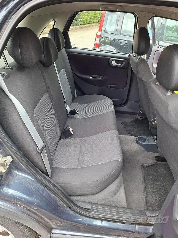 Usata Opel Corsa 75 CV (55 kW) 2006 Marrone Utilitaria