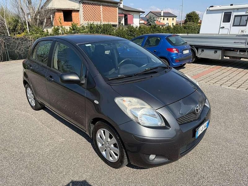 Usata Toyota Yaris Sol 90 CV (66 kW) 2009 Grigio Utilitaria