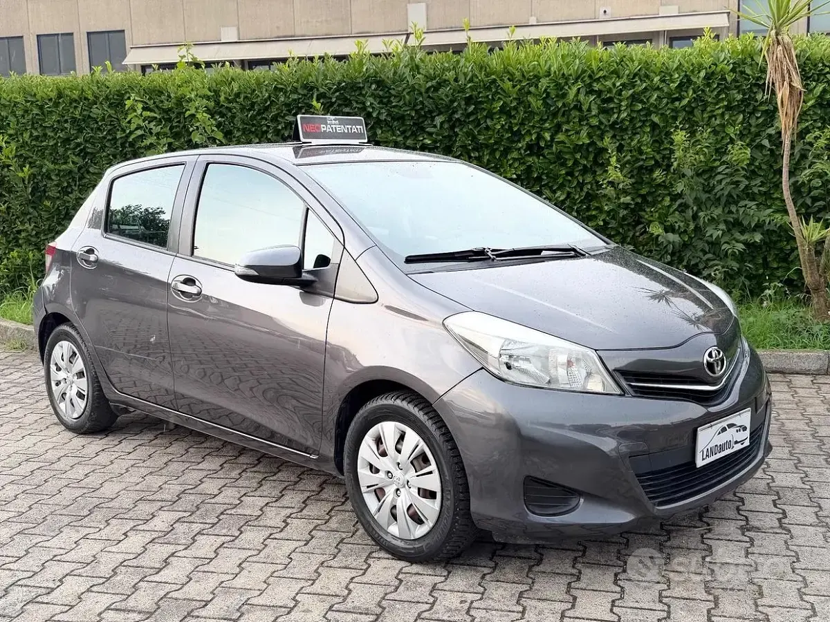 Usata Toyota Yaris 69 CV (50 kW) 2012 Grigio Utilitaria