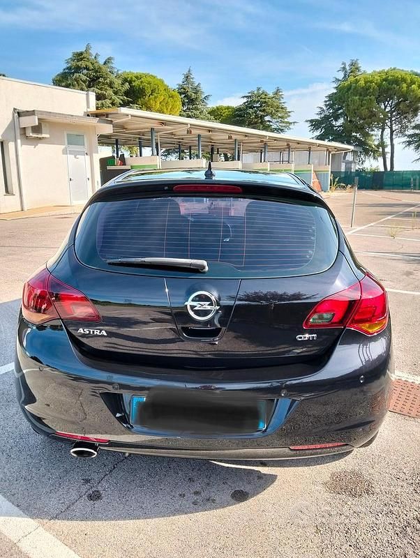Usata Opel Astra Cosmo 160 CV (117 kW) 2010 Nero Berlina