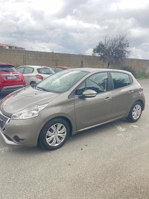Begagnad Peugeot 208 Active 68 HK (50 kW) 2012 Guld Halvkombi
