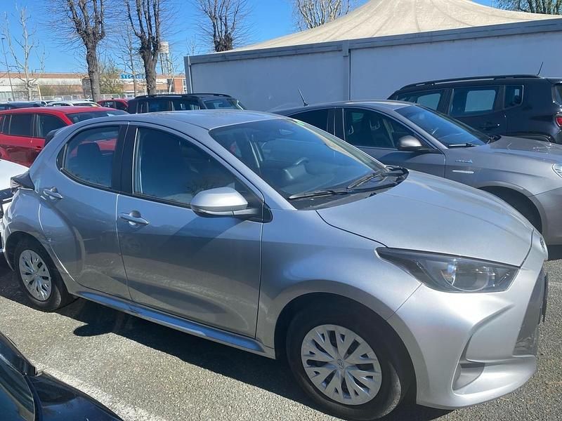 Usata Toyota Yaris Hybrid Active 116 CV (85 kW) 2025 Grigio Utilitaria